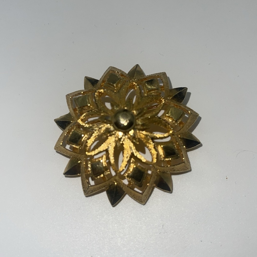 VINTAGE ESTATE LISNER COSTUME FLOWER DOMED GOLD TONED PIN BROOCH - Picture 3 of 5